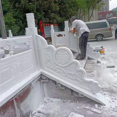 漢白玉旗臺欄板欄桿安裝，細(xì)節(jié)打磨處理