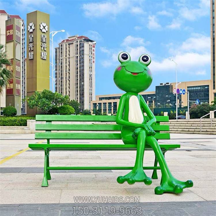 城市街道玻璃鋼卡通坐在長(zhǎng)椅上青蛙雕塑