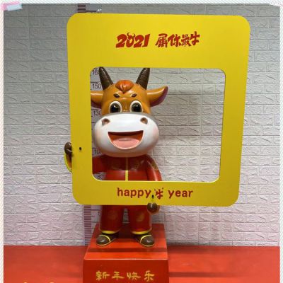商場(chǎng)祝賀新春玻璃鋼卡通創(chuàng)意小牛景觀(guān)