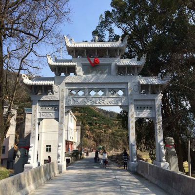 村口石牌坊，三間四柱石雕牌樓