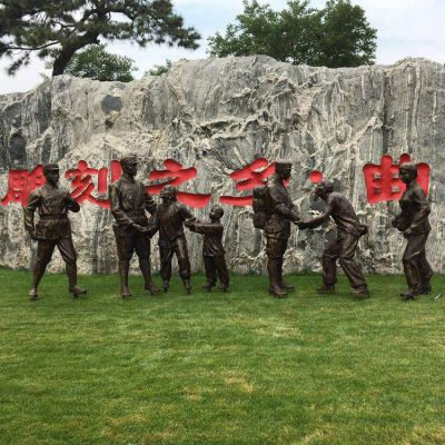 玻璃鋼仿銅人物，八路軍和鄉(xiāng)親握手的景觀擺件
