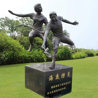 打羽毛球，鑄銅體育運(yùn)動(dòng)人物景觀雕塑