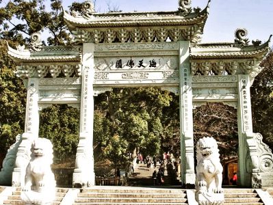 海天佛國(guó)寺廟景區(qū)門(mén)口裝飾三門(mén)仿斗拱石雕牌坊