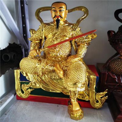金色鎏金真武大帝銅像，單手持劍一腳盤坐一腳著地的真武祖師塑像
