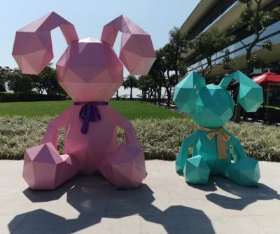 戶外商店門(mén)口玻璃鋼幾何切面抽象坐姿兔子雕塑