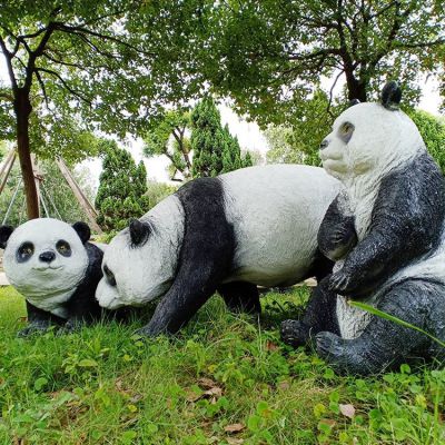玻璃鋼熊貓雕塑，園林草叢動(dòng)物擺件