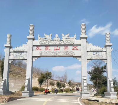 景區(qū)入口石牌坊，沖天式三間四柱牌坊