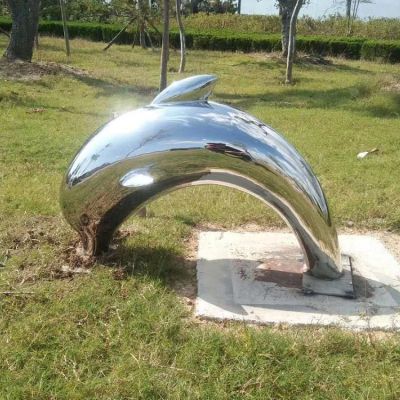 鏡面不銹鋼海豚，園林草坪躍出地面，鉆入地底的海豚