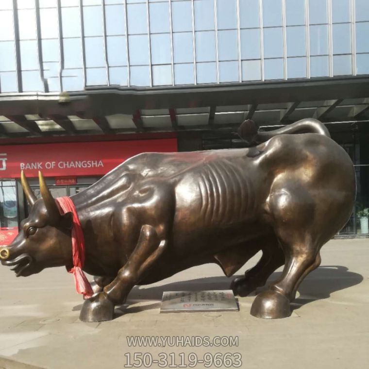 廣場(chǎng)上擺放的一只半蹲的玻璃鋼創(chuàng)意華爾街牛雕塑