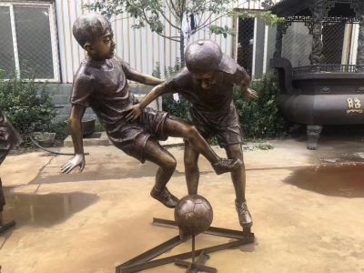 鑄銅踢球小孩子，校園運動人物雕塑擺件