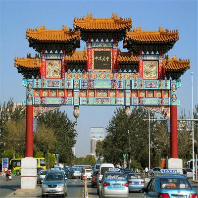 市政道路大牌坊，高跨度的彩繪石雕牌樓