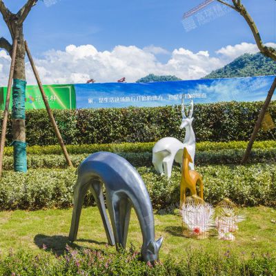 玻璃鋼抽象鹿雕塑，小區(qū)園林抽象動物擺件