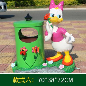 公園一只愛護環(huán)境的唐老鴨玻璃鋼雕塑