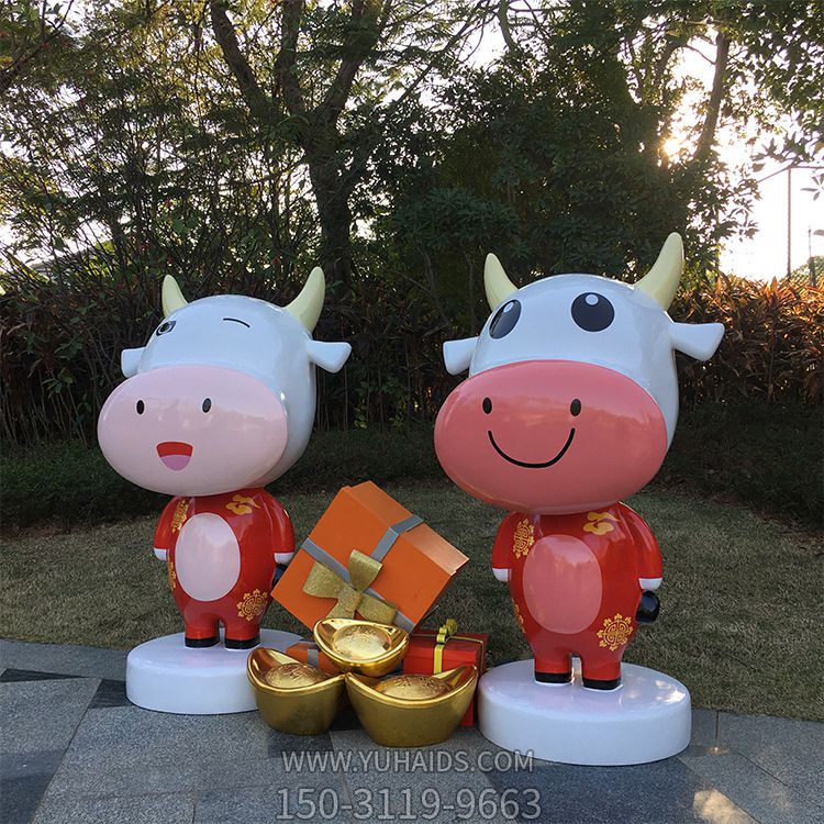 商業(yè)街兩只紅色招財玻璃鋼牛雕塑 商業(yè)街兩只紅色招財玻璃鋼牛雕塑