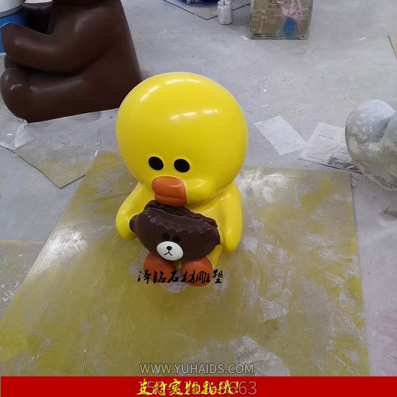 公園里一只抱著熊頭的玻璃鋼卡通鴨子雕塑 公園里一只抱著熊頭的玻璃鋼卡通鴨子雕塑