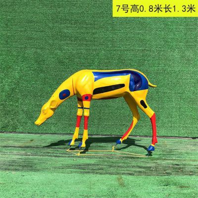 彩繪鹿，低頭玻璃鋼鹿雕塑