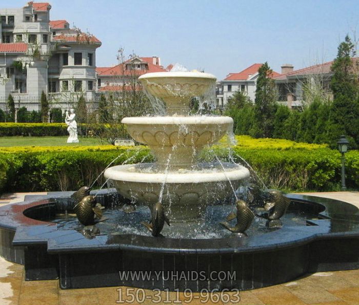 公園擺放的噴水玻璃鋼噴漆鯉魚(yú)雕塑 公園擺放的噴水玻璃鋼噴漆鯉魚(yú)雕塑