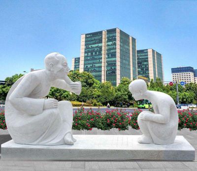 商業(yè)街擺放漢白玉爺孫下棋石雕