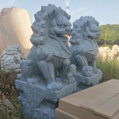 戶外草坪創(chuàng)意一對(duì)看大門(mén)口的青石獅子雕塑