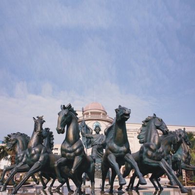廣場大型玻璃鋼仿銅阿波羅展翅景觀雕塑，戶外園林馬群雕塑