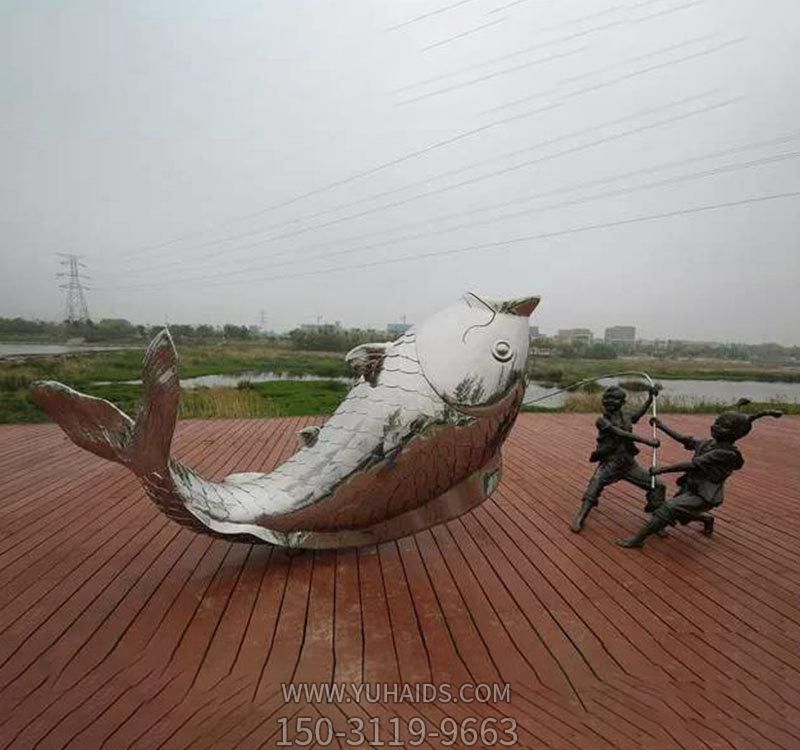 公園里擺放的躺著的玻璃鋼創(chuàng)意鯉魚(yú)雕塑 公園里擺放的躺著的玻璃鋼創(chuàng)意鯉魚(yú)雕塑