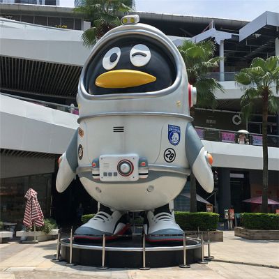 創(chuàng)意玻璃鋼大型卡通企鵝太空人商場(chǎng)戶外裝飾雕塑