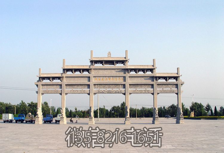 廣場(chǎng)石牌坊