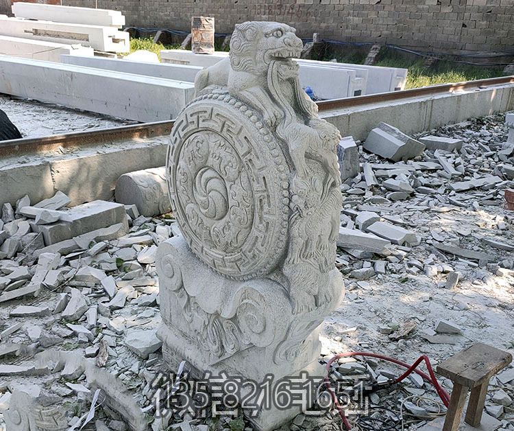 石雕門(mén)墩，門(mén)口擺放的花崗巖材質(zhì)抱鼓石