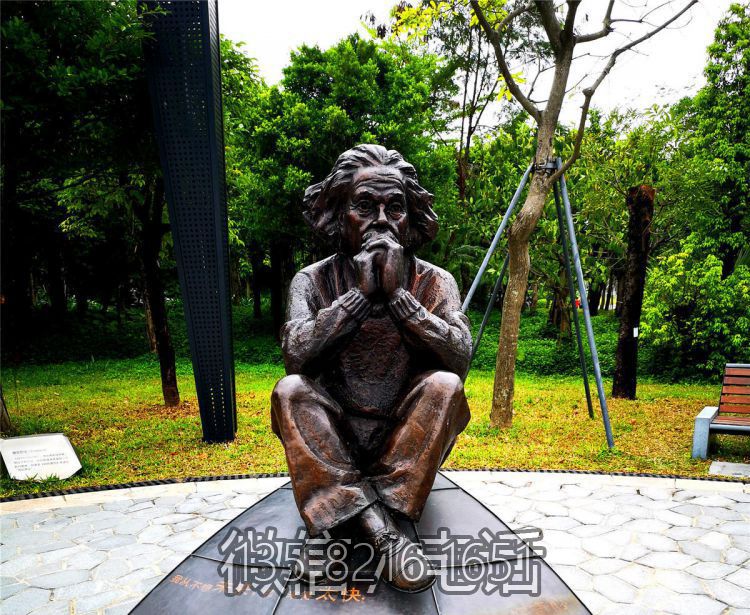 公園坐著思考的玻璃鋼仿銅西方名人愛(ài)因斯坦雕塑