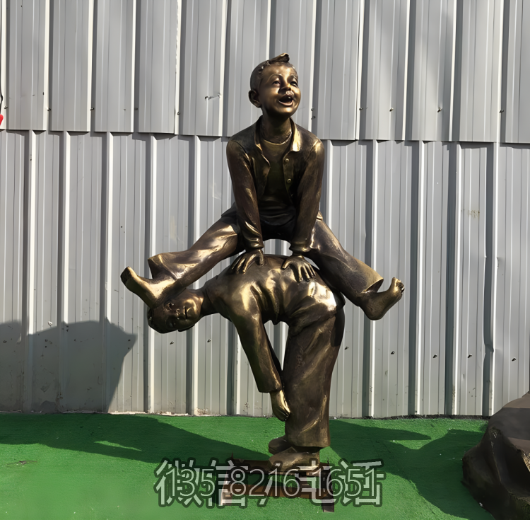 景點古鎮(zhèn)創(chuàng)意玻璃鋼仿銅跳山羊的兒童雕塑擺件