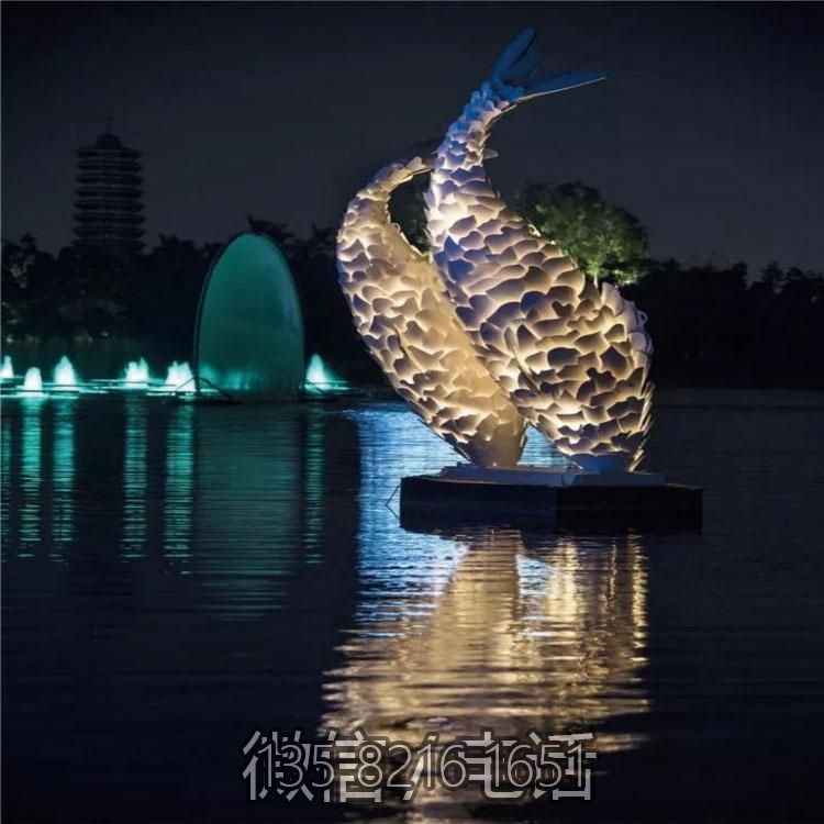 不銹鋼鏤空發(fā)光鯉魚(yú)景觀雕塑