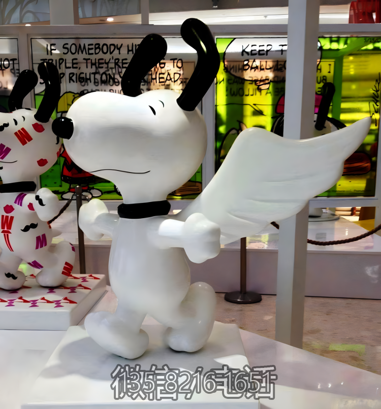 定制玻璃鋼卡通動物景觀商店裝飾創(chuàng)意帶翅膀的Snoopy雕塑