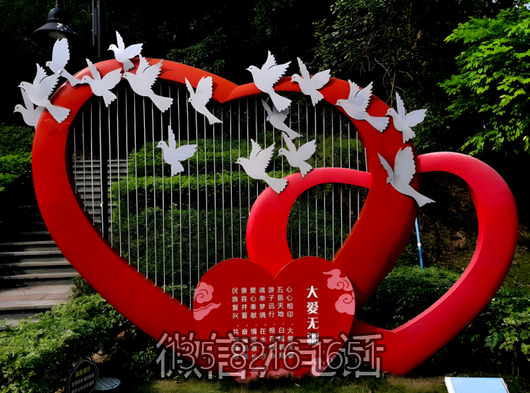 大愛無疆，不銹鋼愛心雕塑
