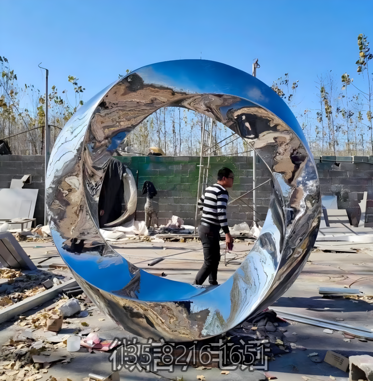 扭曲的鏡面拋光不銹鋼圓環(huán)景觀擺件