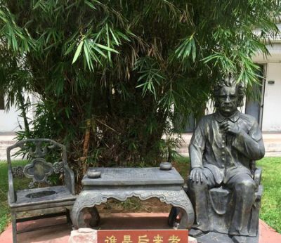 園林戶外玻璃鋼仿銅西方名人景觀發(fā)明家愛因斯坦雕塑