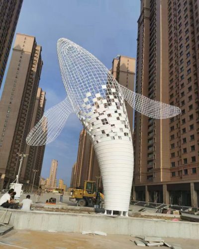 小區(qū)景觀落地?cái)[件大型不銹鋼鏤空創(chuàng)意鯨魚(yú)雕塑