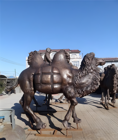 玻璃鋼仿銅駱駝雕塑戶外沙漠之舟動(dòng)物景觀裝飾