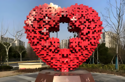十字組成的不銹鋼愛(ài)心雕塑