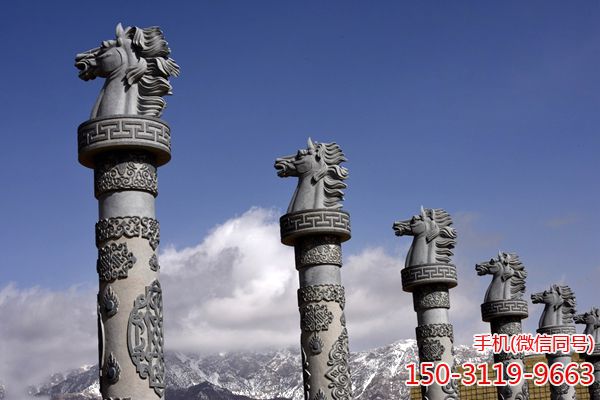 固始汗廣場(chǎng)內(nèi)的馬頭景觀柱 固始汗廣場(chǎng)內(nèi)的馬頭景觀柱